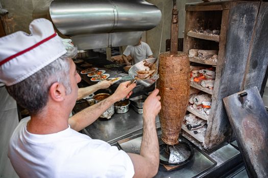 Broodje van de beste doner Uden met vers gesneden vlees, salade en saus in het centrum
