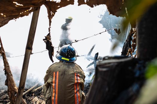Brand in Uden met brandweerwagens en afzetting in een woonstraat