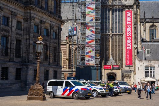 Smartphone met dtv uden nieuws en zicht op het centrum van Uden bij de Markt