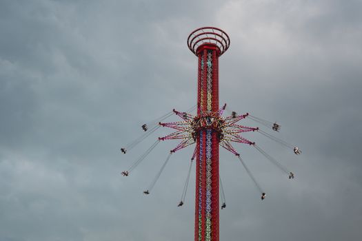 Kermis Uden 2026 op de Markt in Uden met attracties, terrassen en winkelend publiek in het centrum