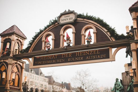 Kerstmarkt Uden in het centrum met verlichte kraampjes, bezoekers en winterse sfeer in december