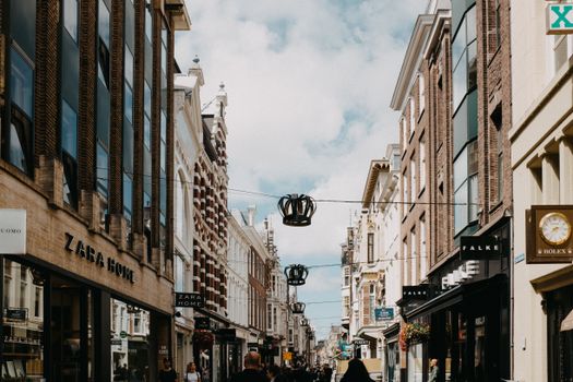 Koopzondag Uden in het centrum met winkelend publiek rond de Markt en Promenade