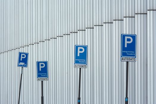 Straatbeeld in centrum Uden met auto's in vergunningszone voor parkeervergunning Uden
