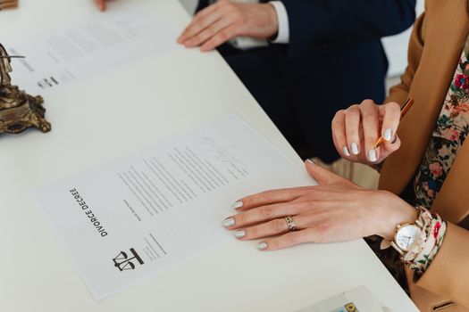 Gescheiden ouders in Uden bekijken samen hun financiële situatie aan de keukentafel