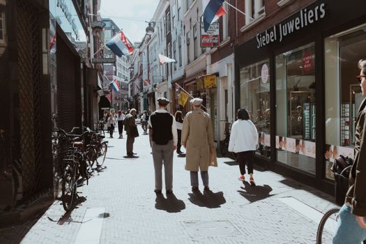 Uden winkels open in het centrum met winkelend publiek rond de Markt tijdens een koopzondag