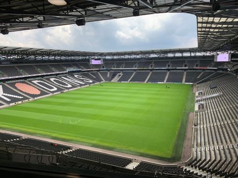 Voetbal vandaag in Uden: programma, tijden en zenders