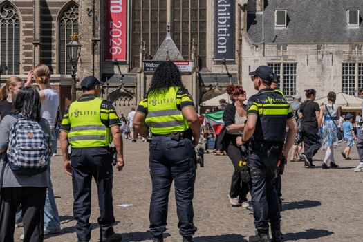 Deelnemers aan avondvierdaagse Uden 2026 wandelen in de avond door een straat in Uden