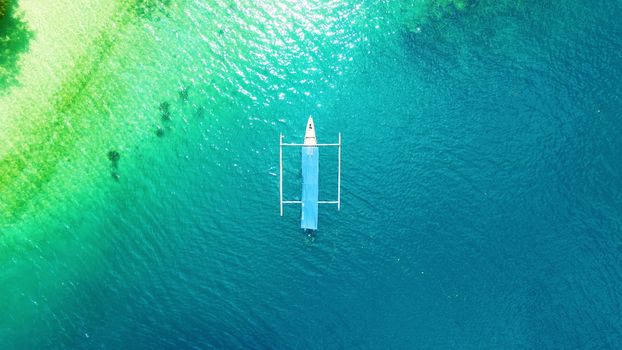 Reizigers uit Uden plannen een goedkope Bali-vakantie met laptop, notities en tropische reisinspiratie