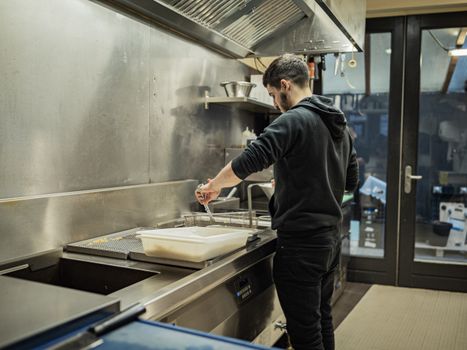 Gevel en etalage van Gloudemans Koken en Kado in Uden met kookgerei en cadeauartikelen