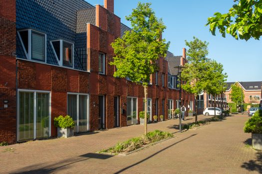 Straatbeeld met gezinswoningen en groen in een populaire woonwijk in Uden