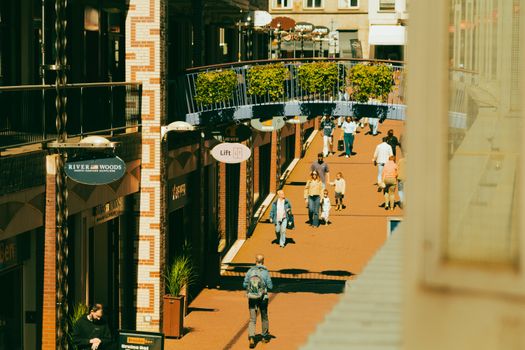 Winkelend publiek tijdens koopzondag in Uden in het centrum rond de Markt