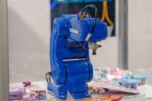 Illustratie van een robot in een alledaagse omgeving in Uden met slimme apparaten, sporttechnologie en online schermen