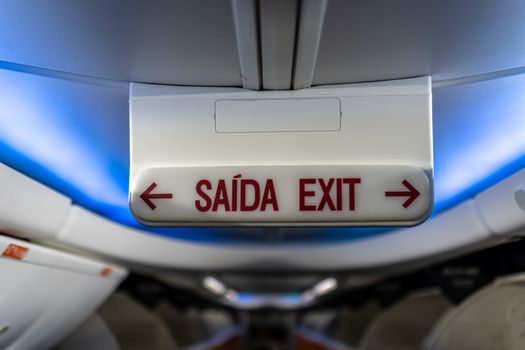 Portret van Saïda Maggé in een moderne nieuwsredactie tijdens een live-uitzending