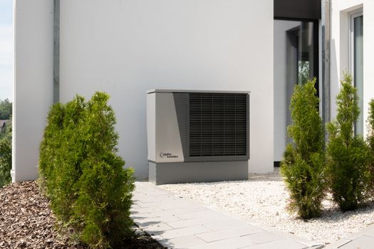 Monteur installeert een warmtepomp bij een woning in Uden met uitleg over ISDE subsidie 2026