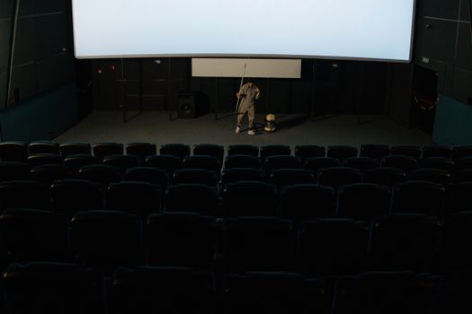 Voorkant van Take Ten bioscoop in Uden bij avondlicht met bezoekers op weg naar een filmvoorstelling