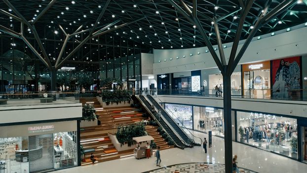 Winkels open in Uden in het centrum met winkelend publiek rond de Markt en hoofdwinkelstraten