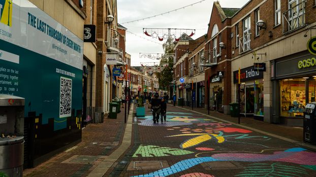 Winkelstraat in centrum Uden met open etalages, passend bij zijn vandaag de winkels open in Uden