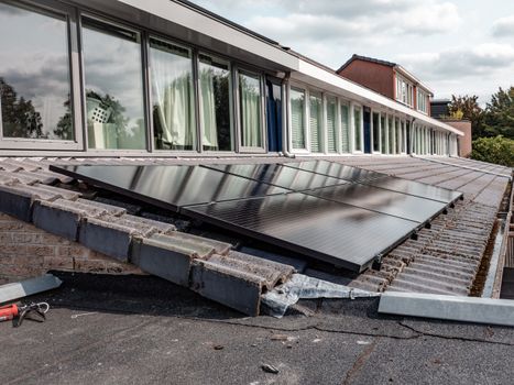 Compacte zonnepanelen met stekker op een balkon bij een woning in Uden