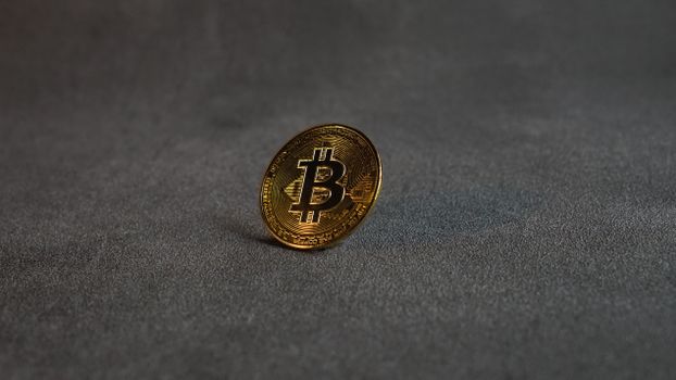 Belegger in Uden bekijkt bitcoin koers en crypto nieuws op smartphone met grafieken op de achtergrond