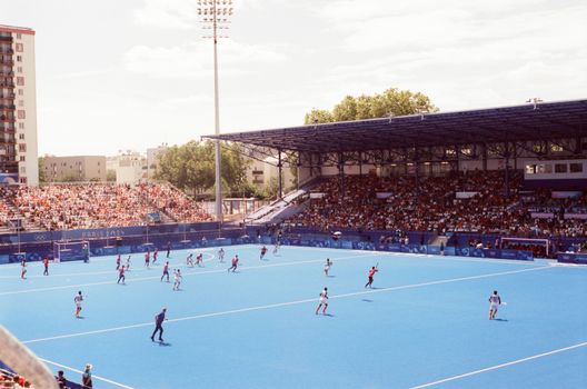 Sportfans in Uden kijken nos olympische spelen live op groot scherm in een café