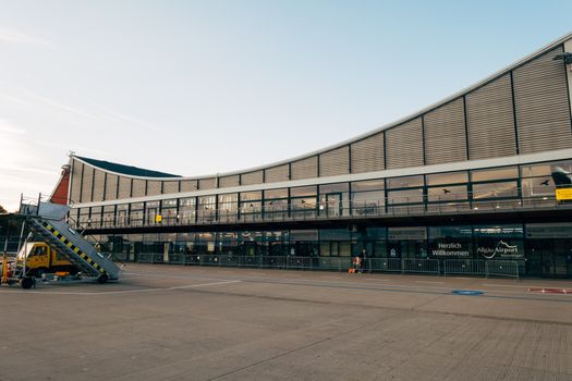 Vrouw bekijkt Air Miles app tijdens het boodschappen doen in een supermarkt in Uden