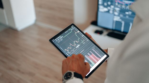 Beginnende belegger in Uden bekijkt op laptop eenvoudige uitleg over aandelen, ETF’s en risico