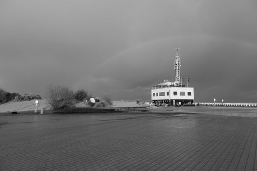 Buienradar Uden vandaag op smartphone met regenwolken boven het centrum van Uden