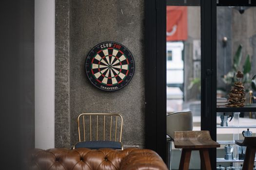 Bezoekers kijken darts live op groot scherm in een café aan de Markt in Uden