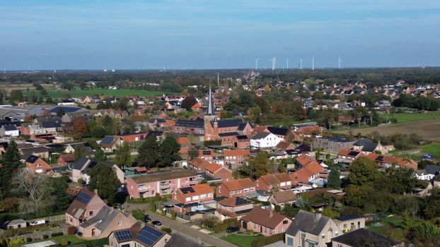 Ondernemer in Uden bekijkt financiële cijfers na uitleg over faillissement en lokale gevolgen
