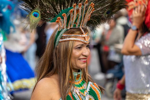 Vrouw shopt een festival outfit dames 2026 in Uden met trendy sneakers, denim en accessoires