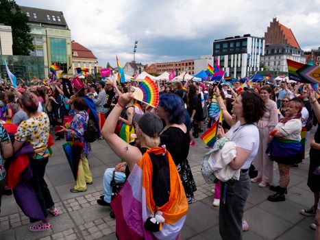 Vriendengroep op een zomers festival in Uden met trendy outfits, foodtrucks en festival sfeer in 2026
