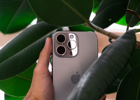 iPhone 15 Pro in een winkelstraat in Uden met etalages en bezoekers in het centrum