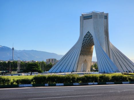 Iran nieuws op smartphone met wereldkaart en koffiezaak in Uden op de achtergrond