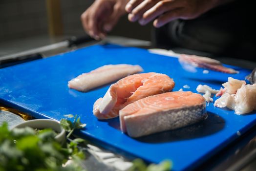 Bord met gebakken kabeljauw, romige spitskool en krieltjes geïnspireerd op Koken met MAX met Sandra