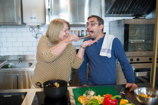 Ingrediënten voor een zomers gerecht in Sandra-stijl uit Koken met MAX op een keukentafel in Uden