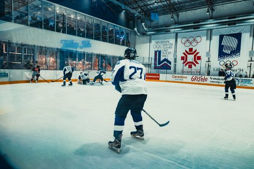 Kunstschaatsen mannen olympische winterspelen 2026 op televisie in een woonkamer in Uden