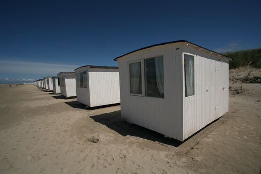 LINDA. Vakantieboek 2026 op een zomerse tafel met zonnebril, koffie en reisaccessoires