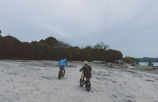 Ouders en kind bekijken een mini fatbike bij een fietsenwinkel in Uden
