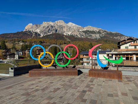 Nederland Milaan Cortina 2026 op scherm in Udens centrum met TeamNL-wedstrijd en supporters bij de Markt