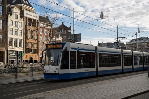 Nieuwslezeres van RTL 4 in de studio tijdens een televisie-uitzending van het nieuws
