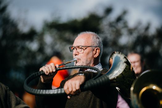 Wegwijzer naar Oudenhoorn met dorpskern en groen in beeld