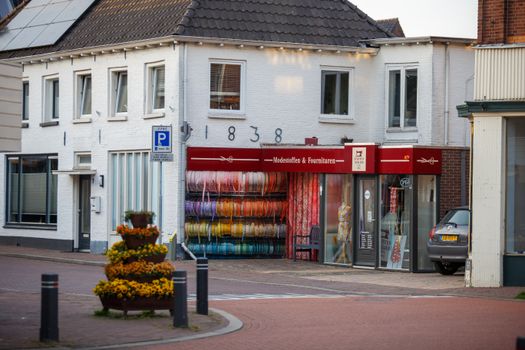 Shownieuws op een tv-scherm in een woonkamer in Uden met entertainmentupdates en bekende Nederlanders