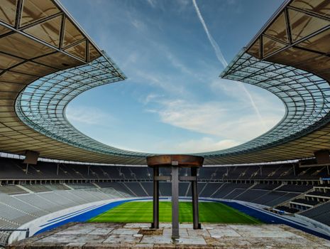 Tv-scherm met de sluitingsceremonie olympische spelen 2026 tijdens een sportavond in Uden