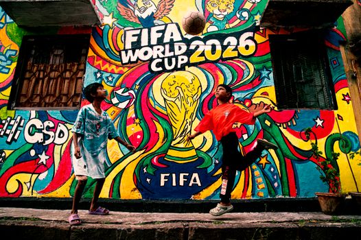 Supporters in Uden bekijken de stand fifa wk 2026 op een scherm in een café aan de Markt