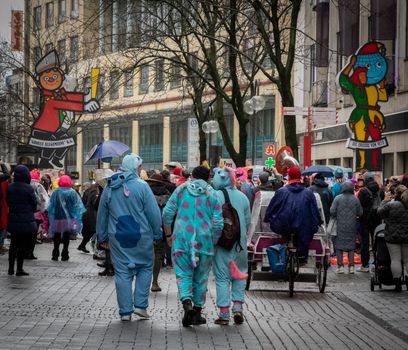 Familie viert suikerfeest 2026 in Uden met zoetigheid en feestkleding in huiselijke sfeer