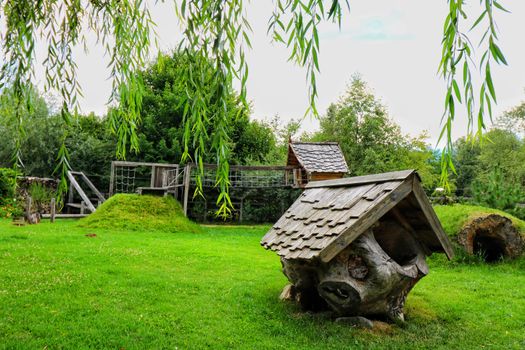 Gezin met kinderen in een speeltuin in Uden op een zonnige middag