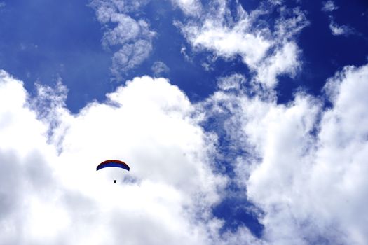 uden weer boven het centrum van Uden met wolkenlucht en fietsers op de Markt
