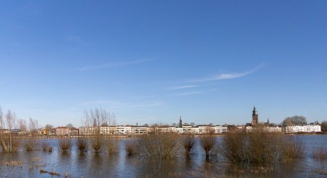 Weersverwachting Uden boven de Markt met wolken, opklaringen en fietsers in het centrum