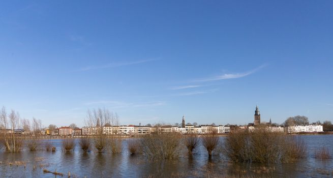 Weersverwachting Uden boven de Markt met wolken, opklaringen en fietsers in het centrum