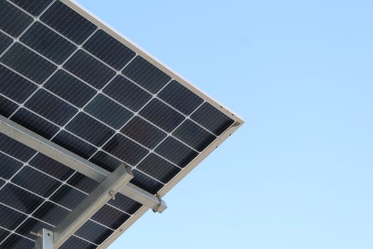 Zonnepanelen op het dak van een woning in Uden met blauwe lucht